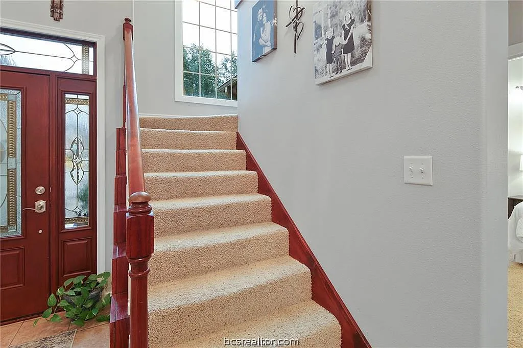 4 bed, 2.5 bath, 2334 sqft, $2,800 — Photo 4
