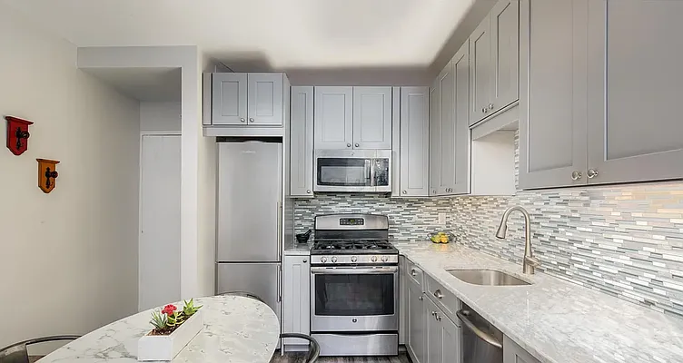 Rented by Manhattan Realty Group | media 2