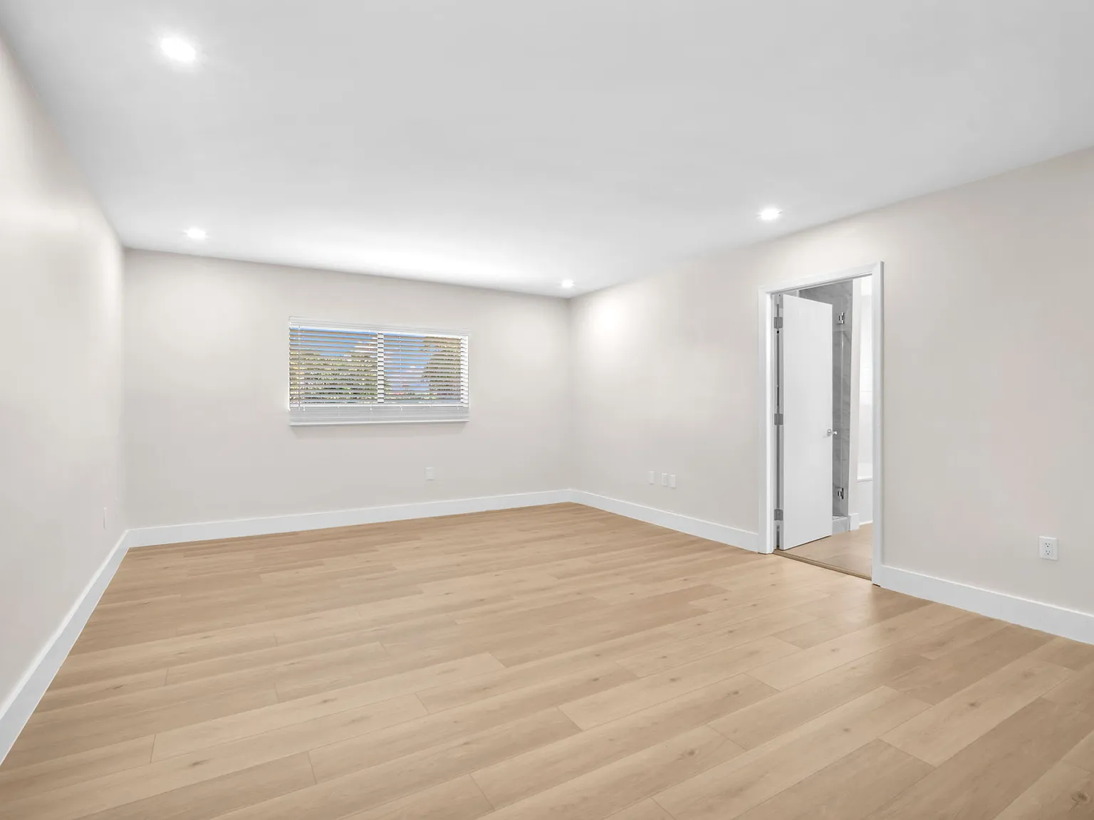 4 bed, 2032 sqft, $3,950 — Photo 4