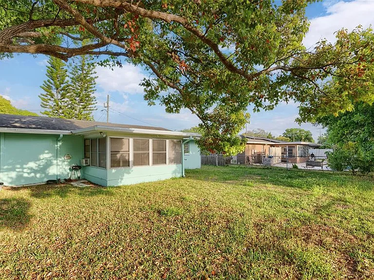 1248 Lazy Lake Rd W — Photo 19
