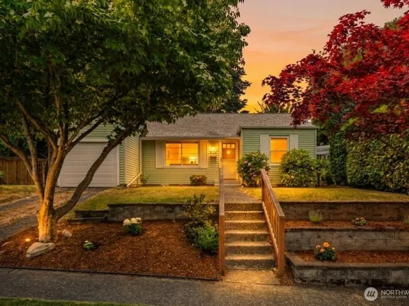 8221 23rd Avenue NE, Seattle, WA 98115
