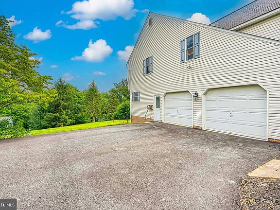 5th image of 2224 Warfield Dr