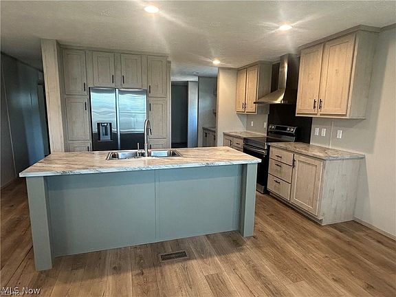 4th image of 252 Front St