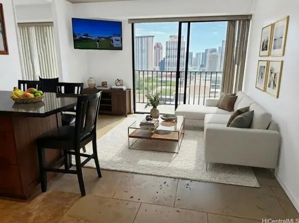 225 Queen St APT 19F, Honolulu, HI 96813