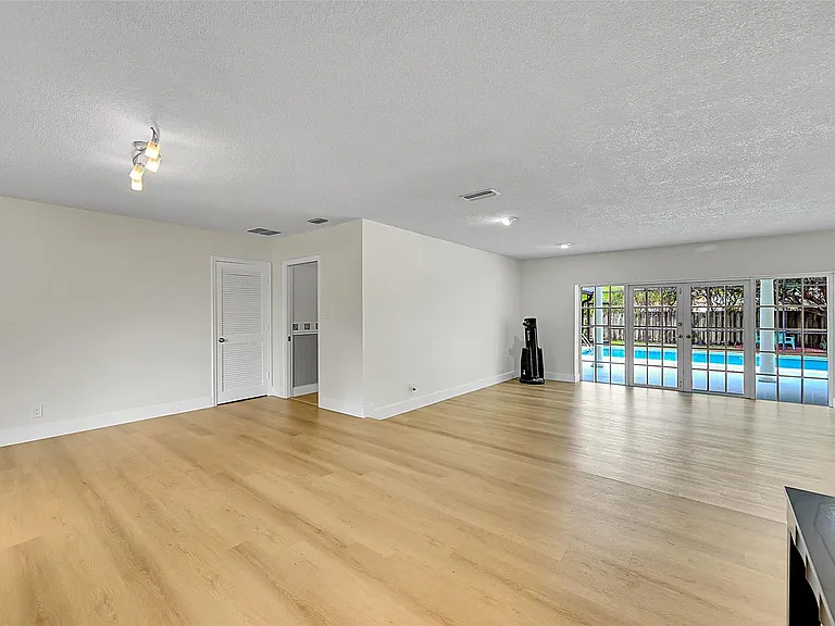 1480 SW 66th Ter — Photo 7