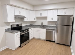 131 W Ellis Ave APT 8, Libertyville, IL 60048