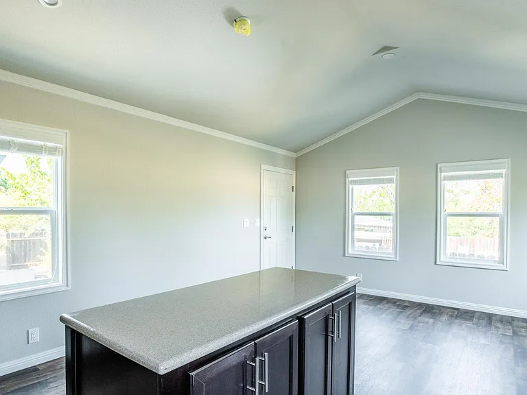 408 Springvalley Dr — Photo 7