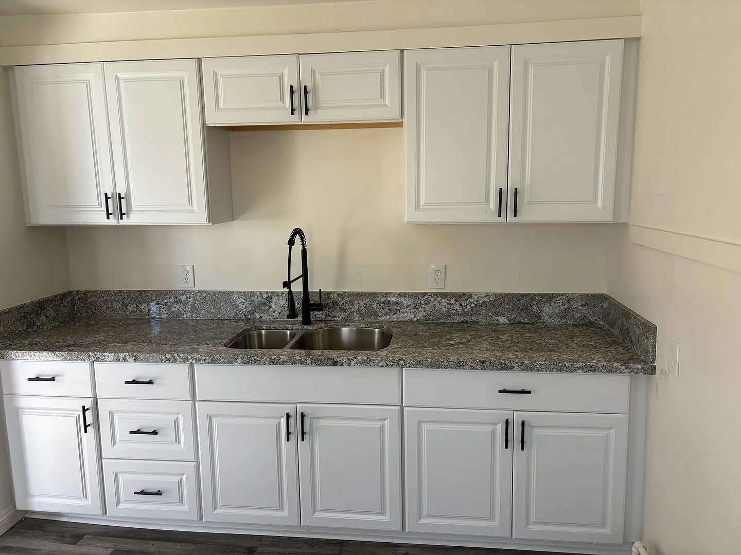 Charming 2-bedroom Home with Yard and Washer/Dryer Hookups — Photo 4