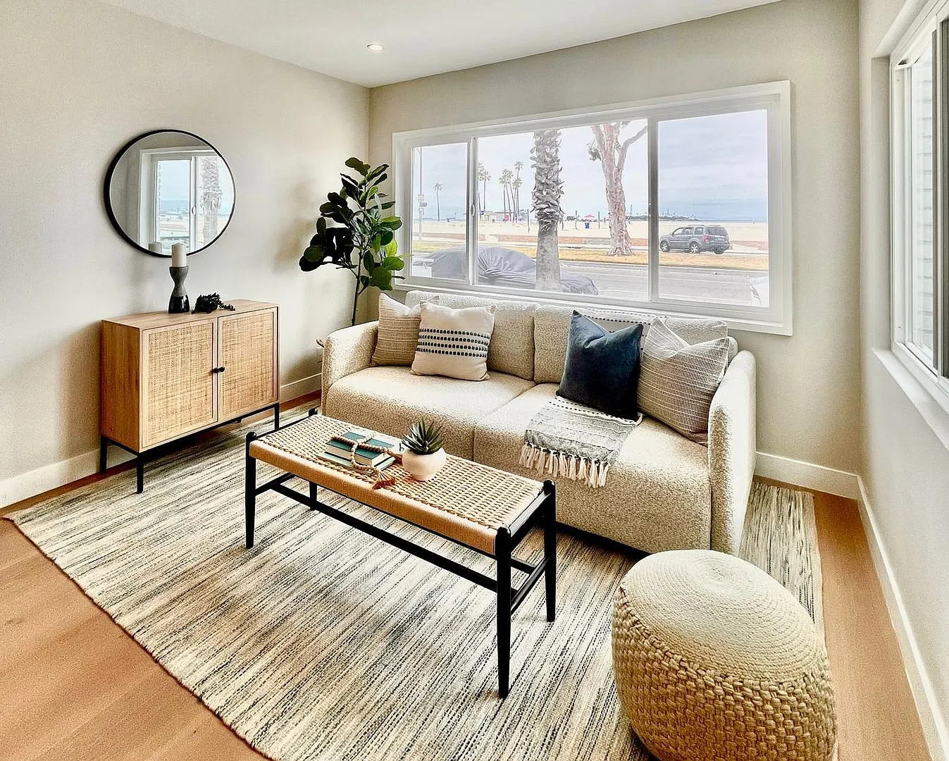 Incredible Beach Front Apartment In The Hear of Belmont Shore — Photo 2