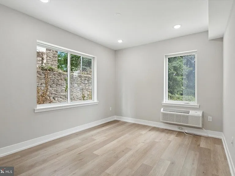 402 E Walnut Ln #3A — Photo 9
