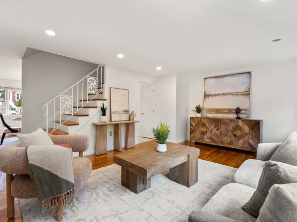 60 Lake St APT I, Winchester, MA 01890