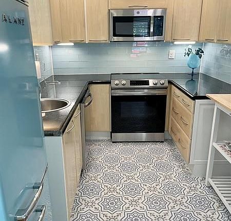 5th image of 101 N Lakeside Dr APT 4