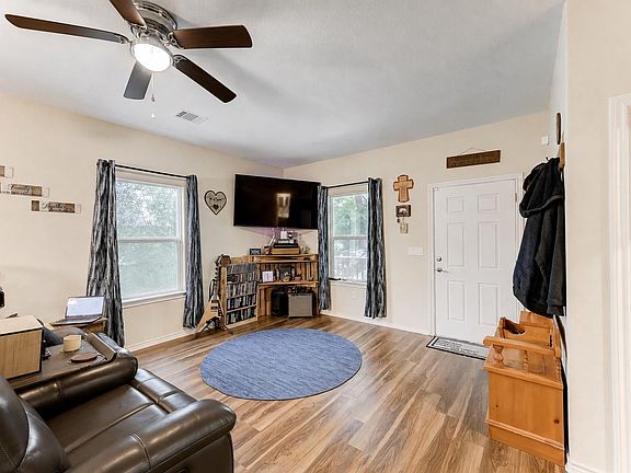 3rd image of 301 Bayou Dr
