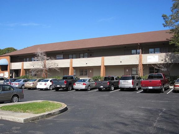 Barrister\'s Row Front View-ingress