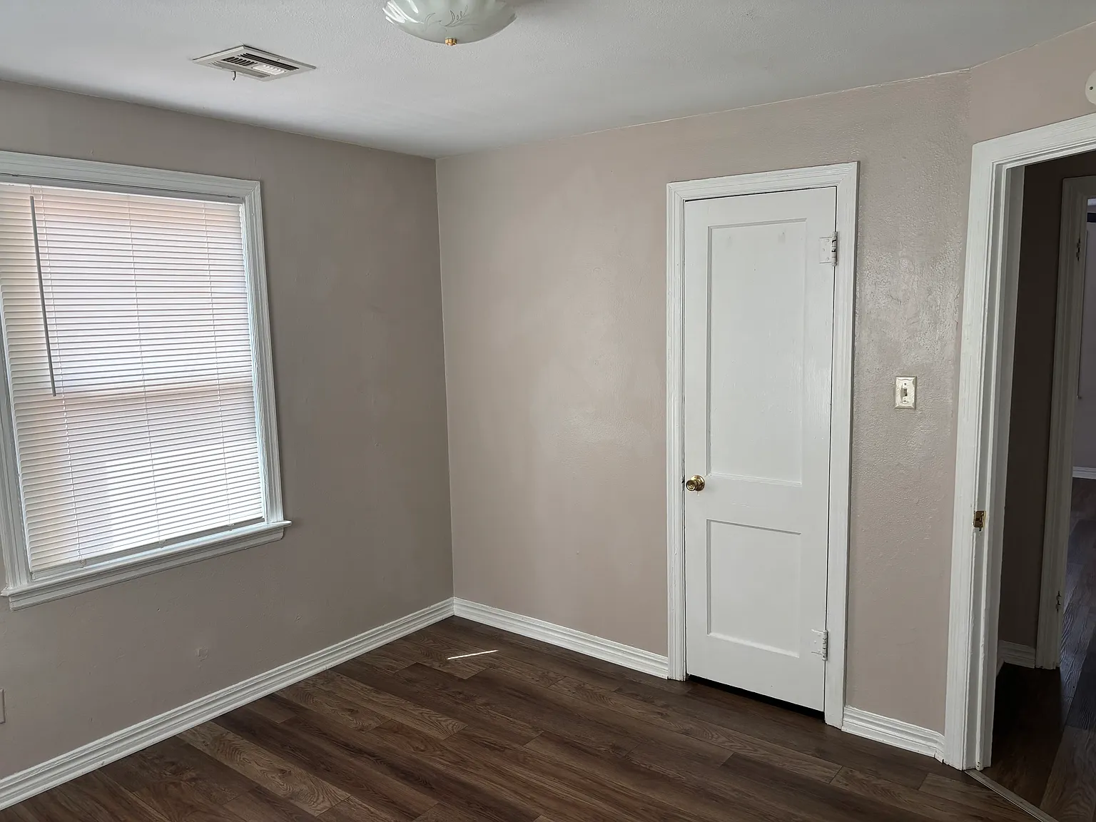 3 bed, 1.5 bath, 1258 sqft, $1,000 — Photo 3