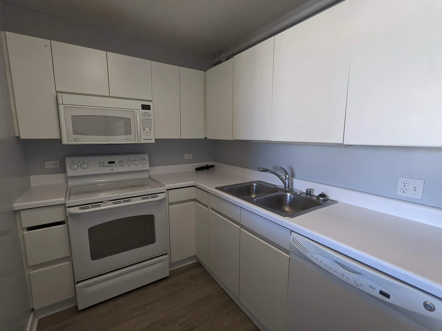Corner one bedroom w/great views and in unit W/D! — Photo 3