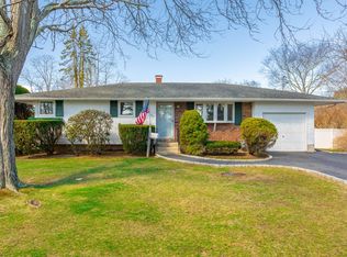 486 Locust Ave, Oakdale, NY 11769