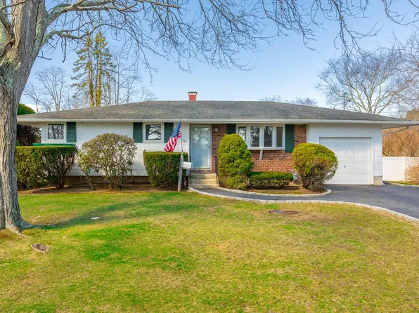 486 Locust Avenue, Oakdale, NY 11769