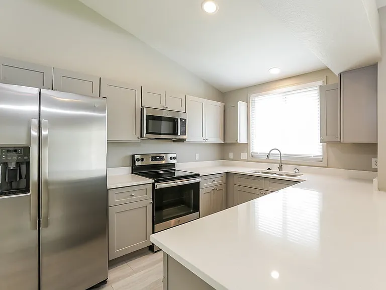 1237 E Wickieup Ln — Photo 7