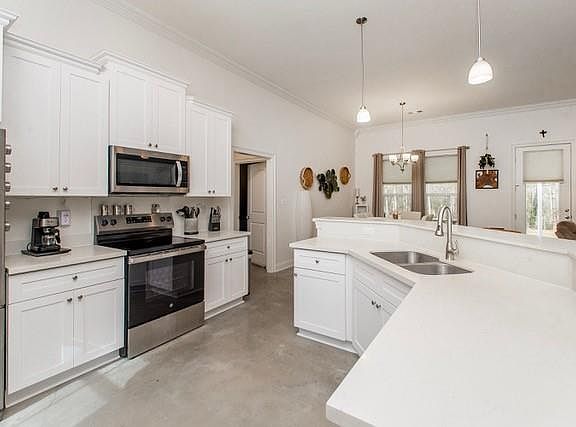 5th image of 18409 Gallatin Dr