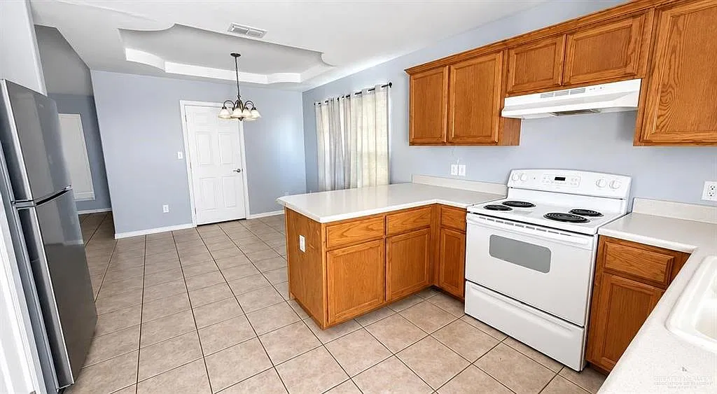 3 bed, 2.0 bath, 1131 sqft, $1,600 — Photo 2