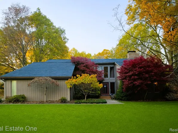 1065 Manderly Dr, Milford, MI 48381