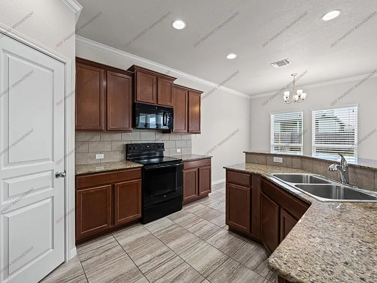 727 Cross Dr — Photo 18