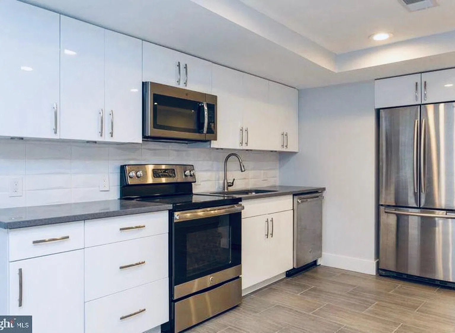 3115 Clifford St — Photo 3