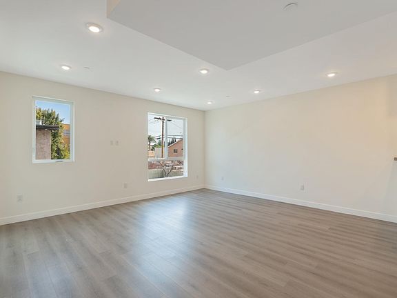 4th image of 14228 Delano St #104
