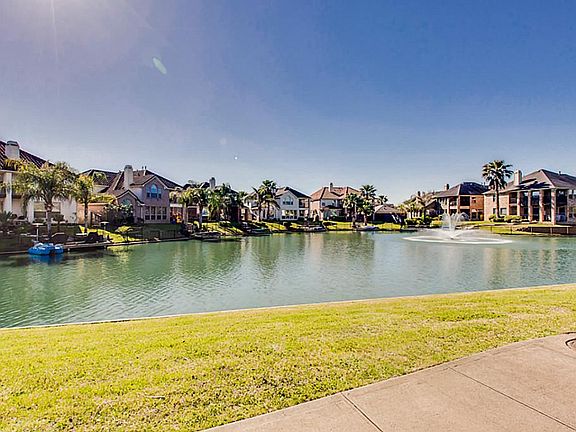 3rd image of 3019 Lake Shore Harbour Dr