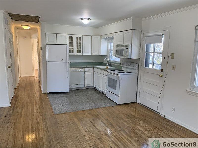 2nd image of 2115 Mott Ave #4