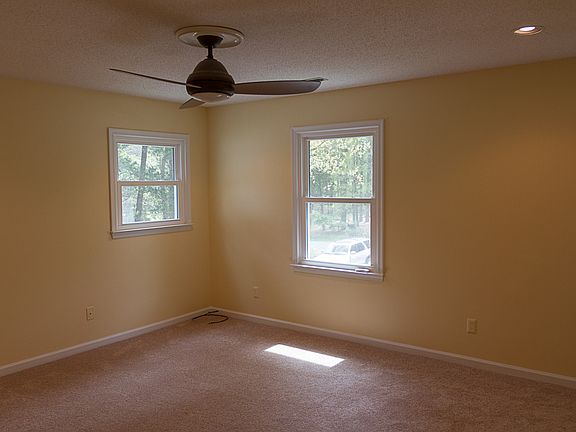 3rd image of 133 Kingston Dr