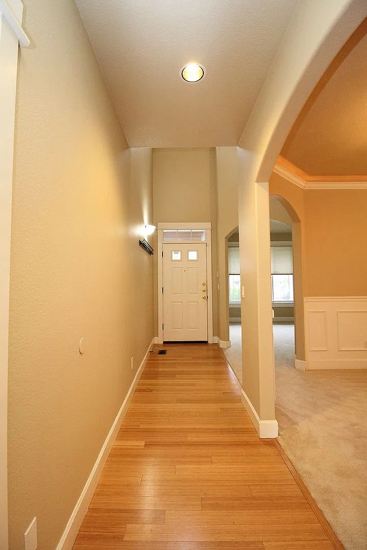Alluring 4 Bedroom, 2.5 Bathroom Modern house in Beaverton — Photo 3