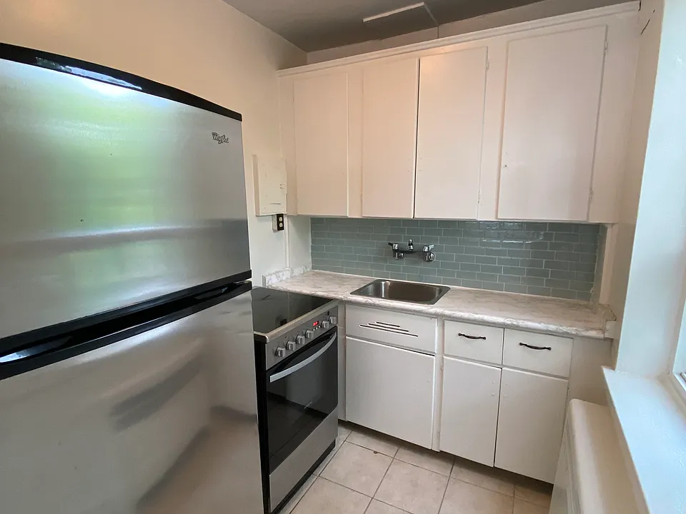 1233 Yonge St