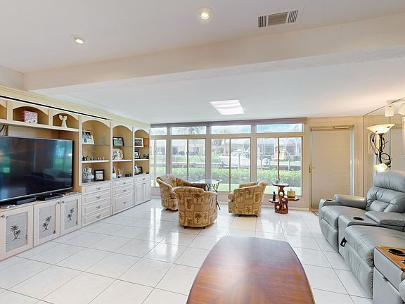 3rd image of 1102 SE Mitchell Avenue #104
