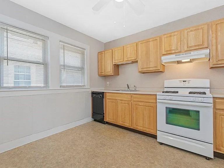 549 Main St #2 — Photo 4