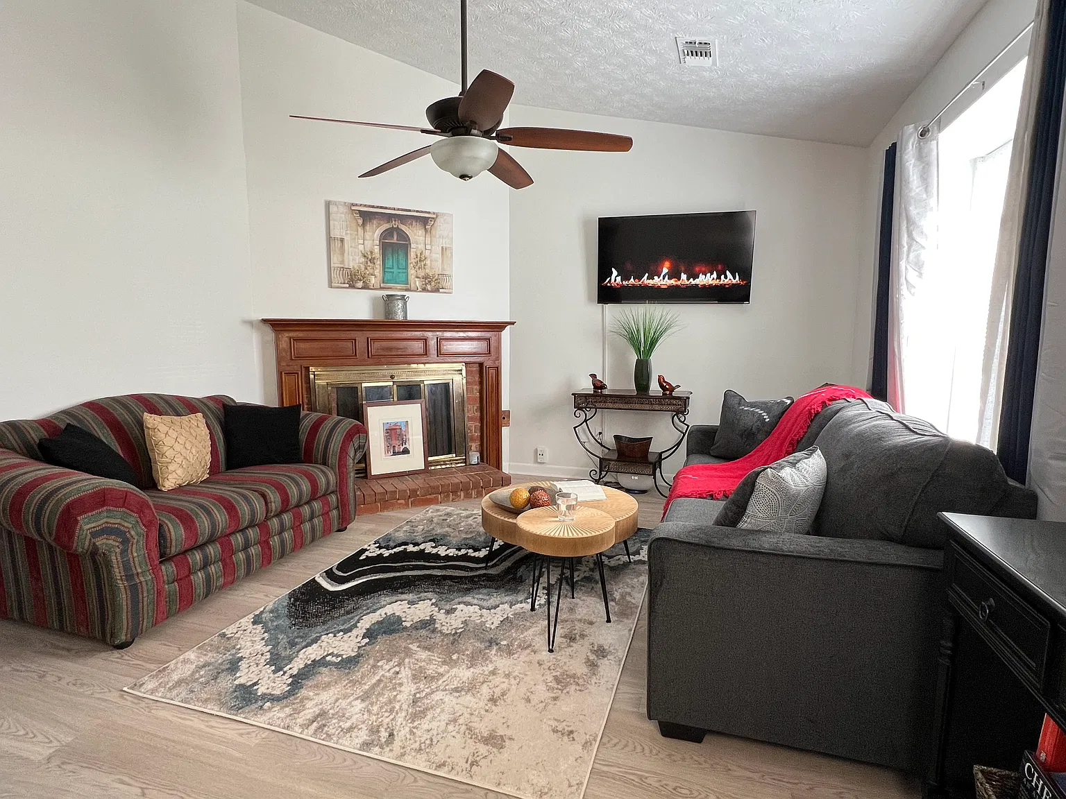 3 bed, 1049 sqft, $3,000 — Photo 3