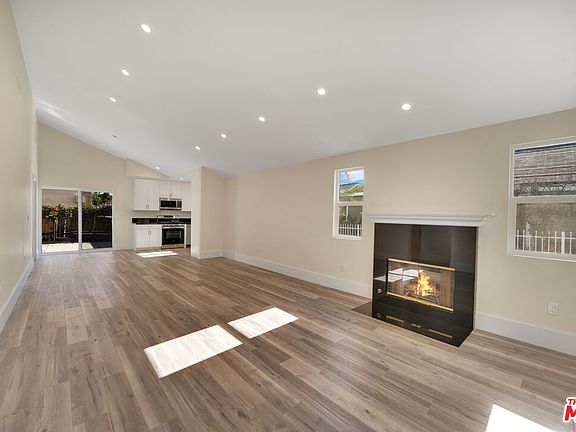 5th image of 1130 N Hudson Ave
