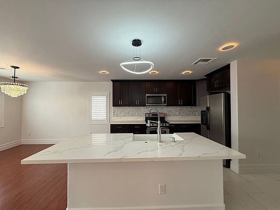 3rd image of 4782 Essen Ct