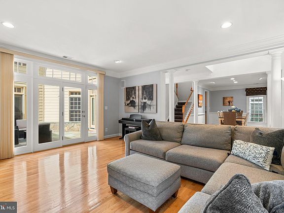 5th image of 313 Oak Knoll Dr