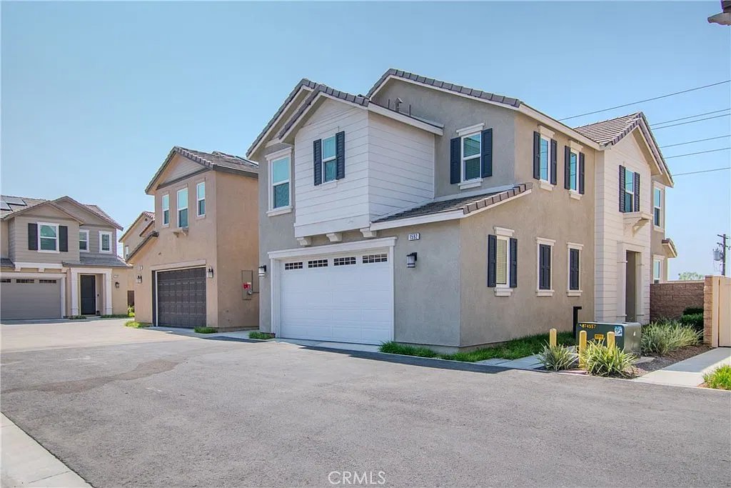 3 bed, 2.5 bath, 1719 sqft, $3,400 — Photo 2