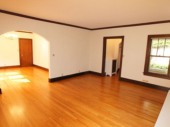 3rd image of 1927 Schiller Ave