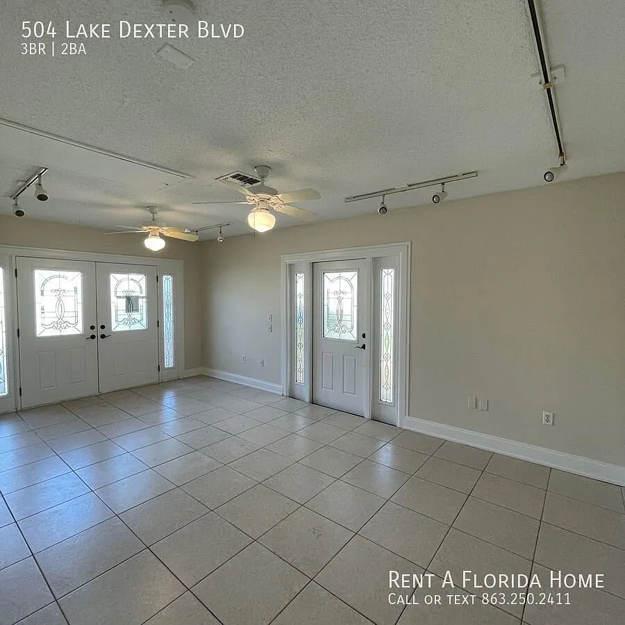 Charming and Picturesque! Pet friendly! Fully Fenced Yard! — Photo 3