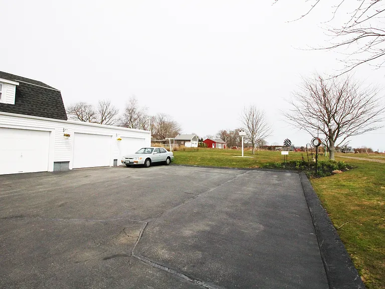 563 Aquidneck Ave — Photo 3