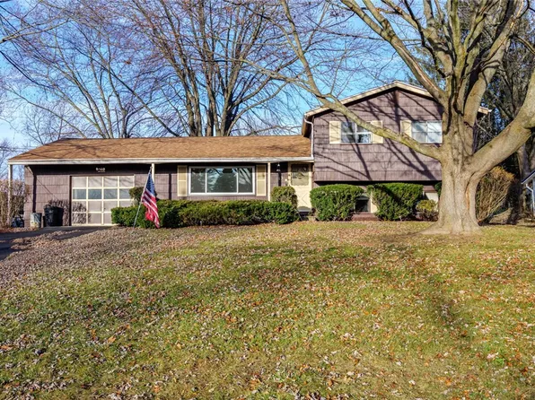 13 Green Isle Rd, Henrietta, NY 14467