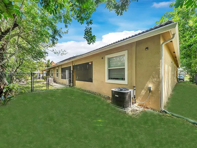8908 NW 40th St — Photo 34
