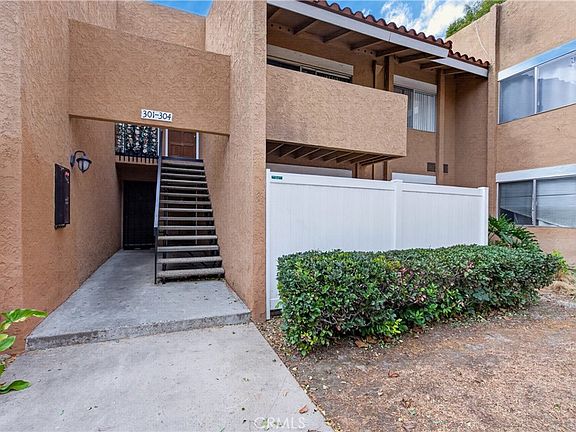 2nd image of 1101 W Macarthur Blvd Unit 301