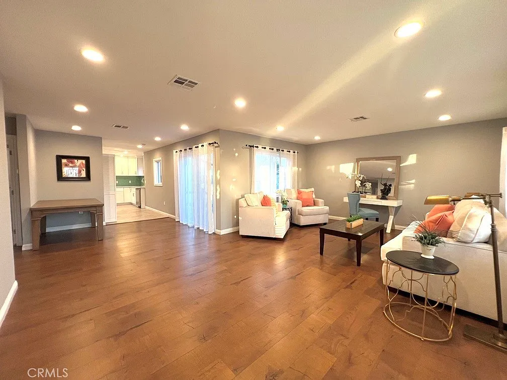 2 bed, 1340 sqft, $3,950 — Photo 2