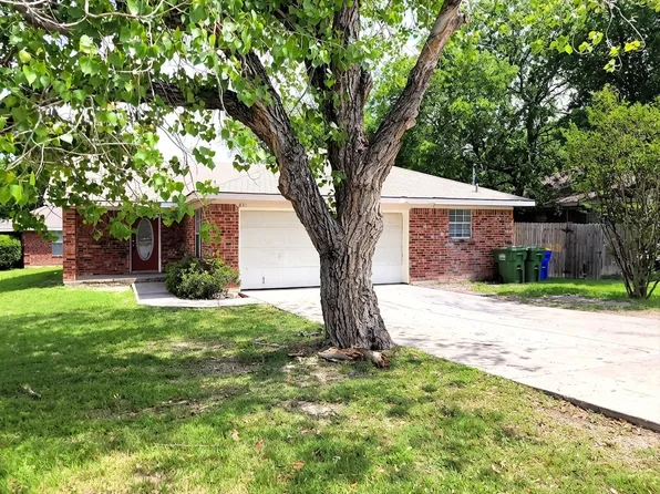651 Meadow Park Dr, White Settlement, TX 76108