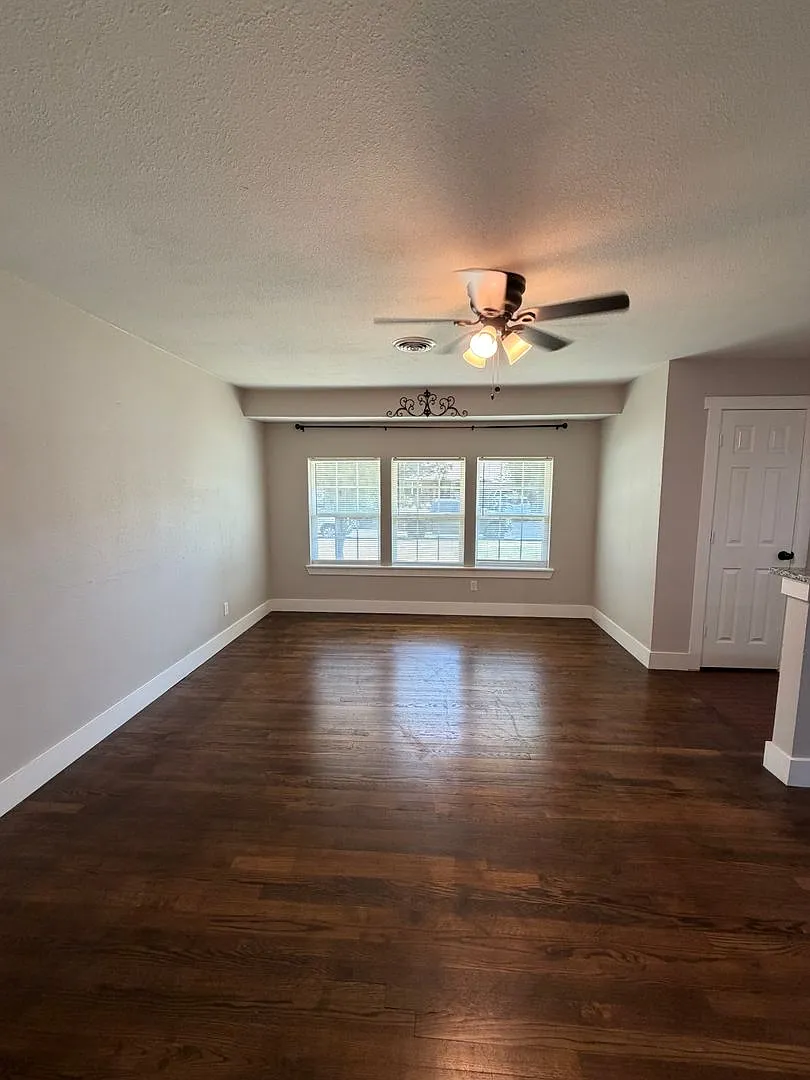 Beautifully remodeled 3bedroom, 2bath — Photo 2